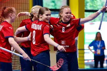 Florbalistky obhájily na juniorském MS bronz, Švýcarky udolaly v nájezdech