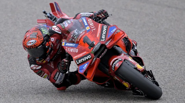 Závod MotoGP v Sachsenringu opanoval Bagnaia a ujal se vedení v seriálu