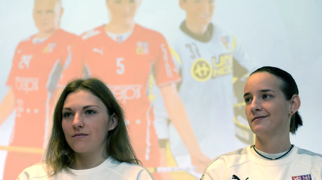 Jana Christianová (vpravo) na tiskové konferenci