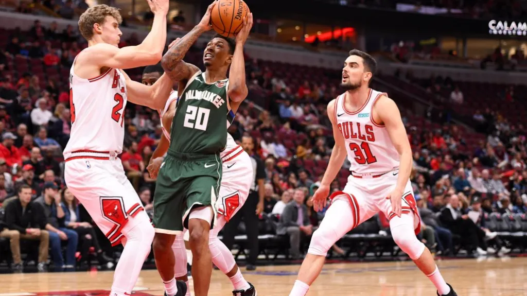 Tomáš Satoranský s číslem 31 přihlíží akci pod košem