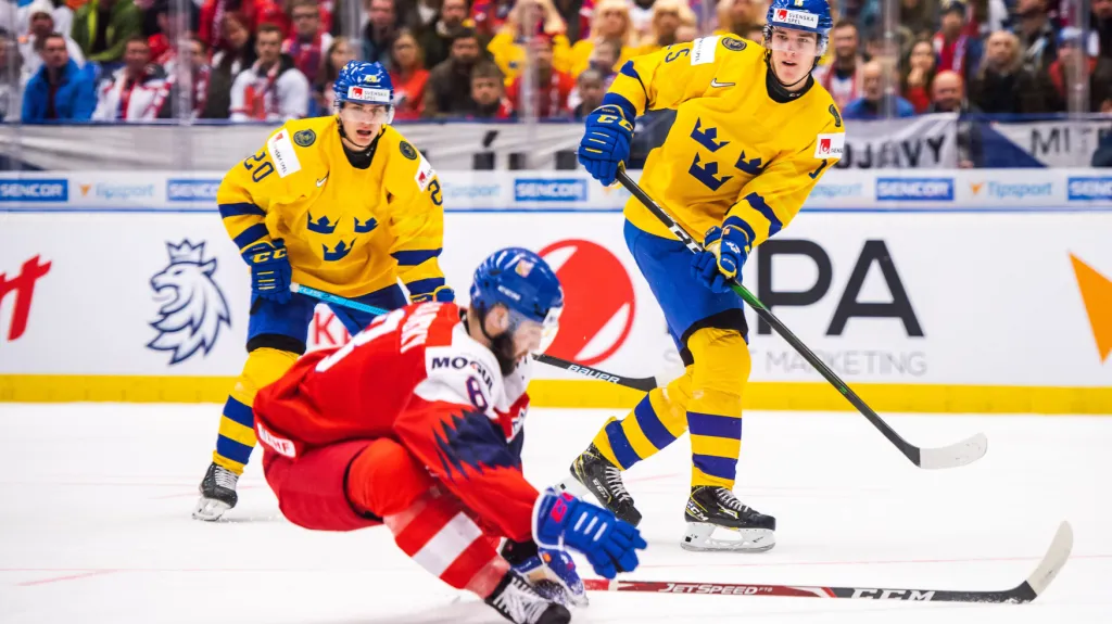 Český kapitán Libor Zábranský se snaží blokovat pas Oscara Bäcka