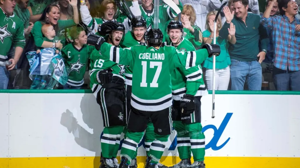 Radek Faksa (uprostřed) se raduje se spoluhráči z Dallasu