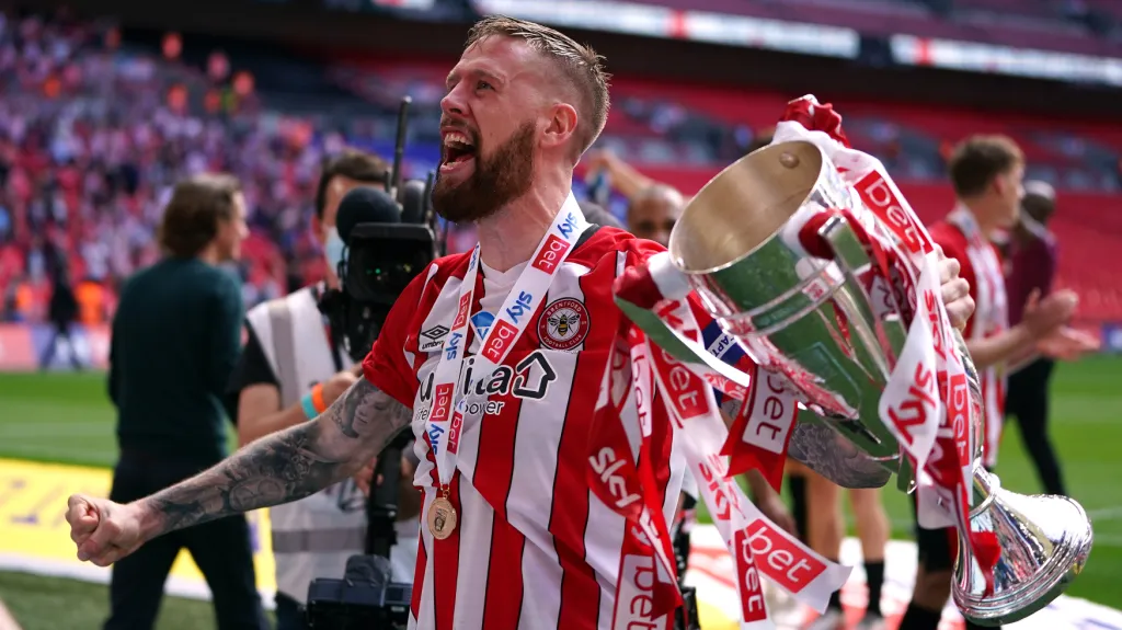 Pontus Jansson z Brentfordu slaví postup do Premier League