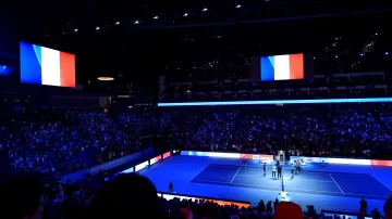 Minuta ticha a francouzské vlajky v londýnské O2 areně