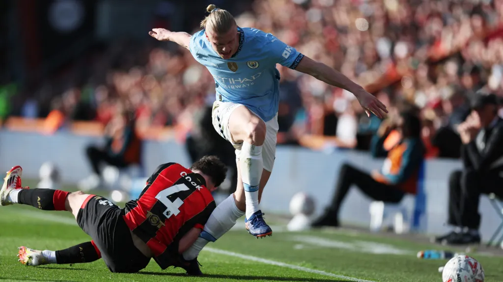 Erling Haaland v souboji s Lewisem Cookem z Bournemouthu