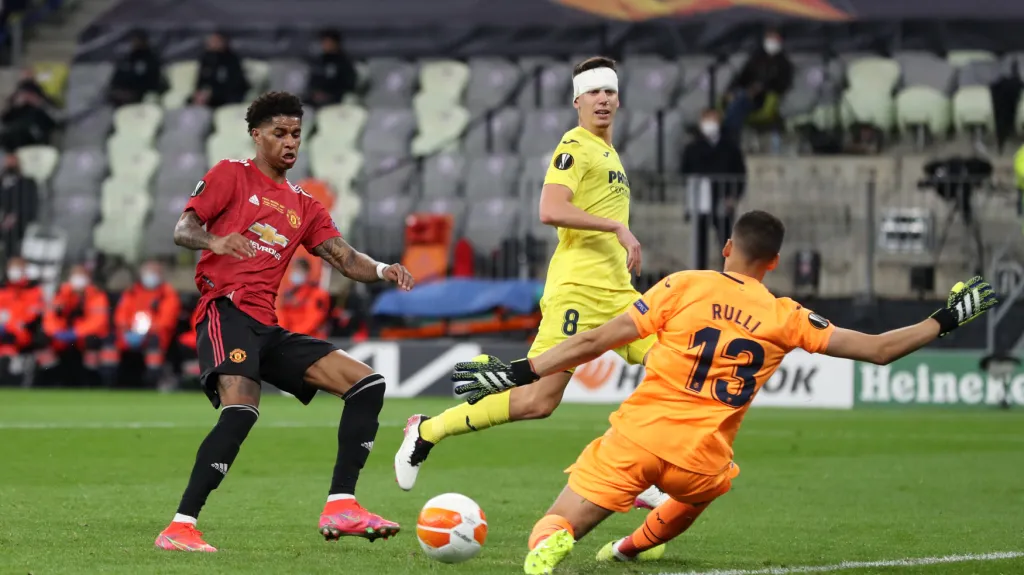 Rashford před brankářem Rullim