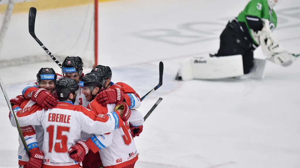 Hokejisté Olomouce se radují z gólu v síti Mladé Boleslavi