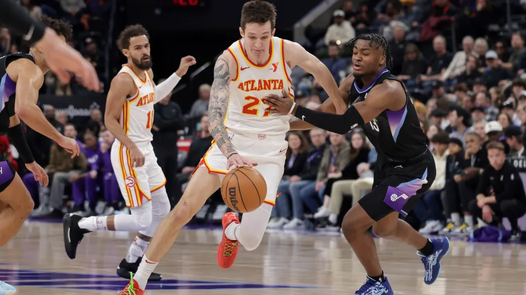 Vít Krejčí se probíjí obranou Utahu