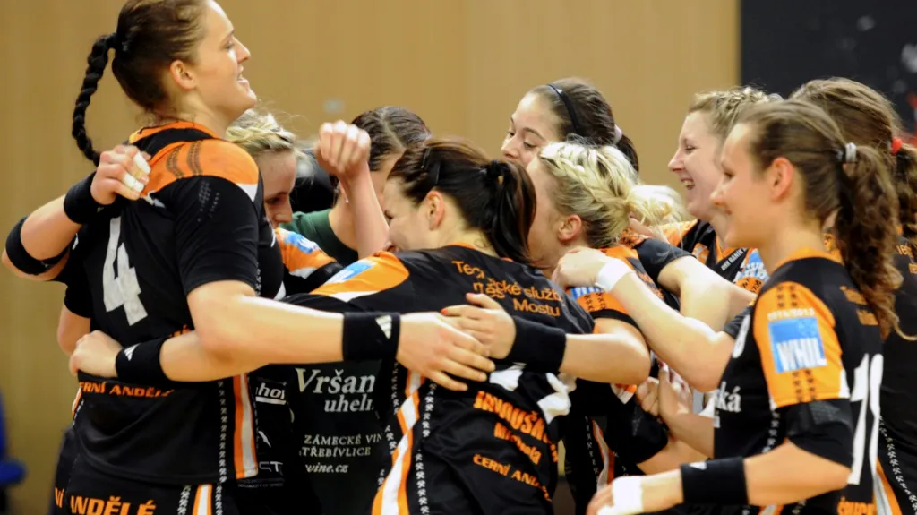 Slavící házenkářky Mostu