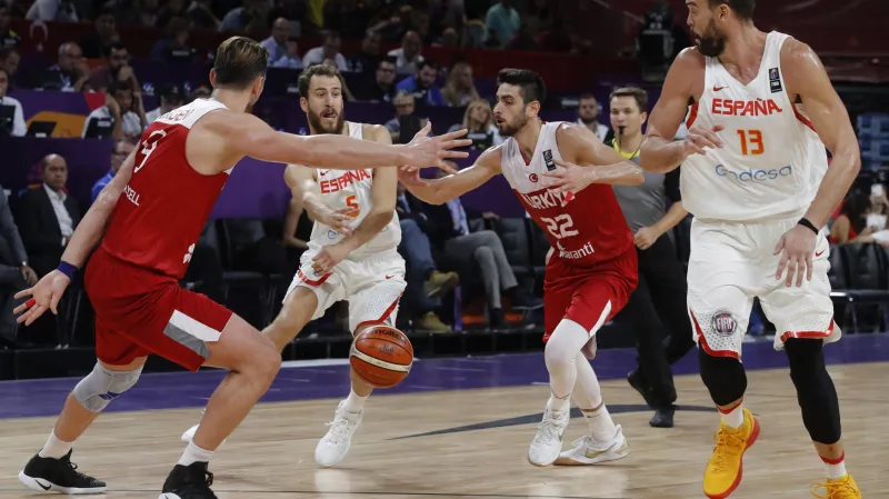 Španělé postoupili přes domácí Turecko do čtvrtfinále ME