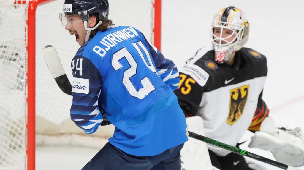 Hannes Björninen překonává Mathiase Niederbergera