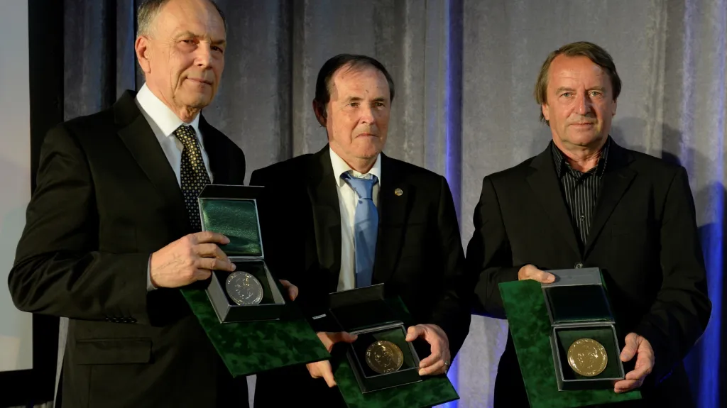 Zprava Přemysl Bičovský, Josef Pouček a Vladimír Táborský s cenou Václava Jíry