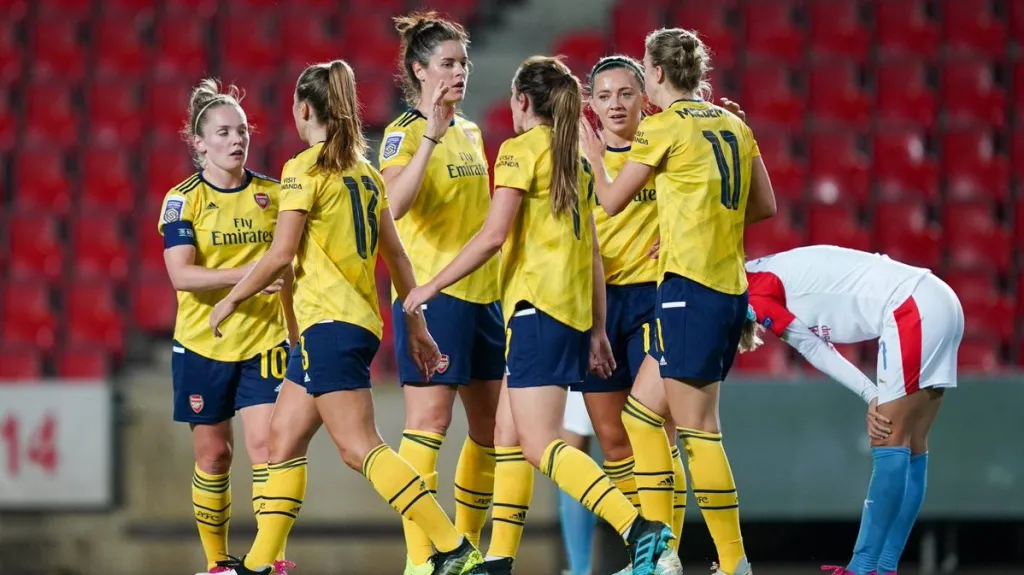 Fotbalistky Arsenalu se radují z gólu v utkání Ligy mistryň v Edenu