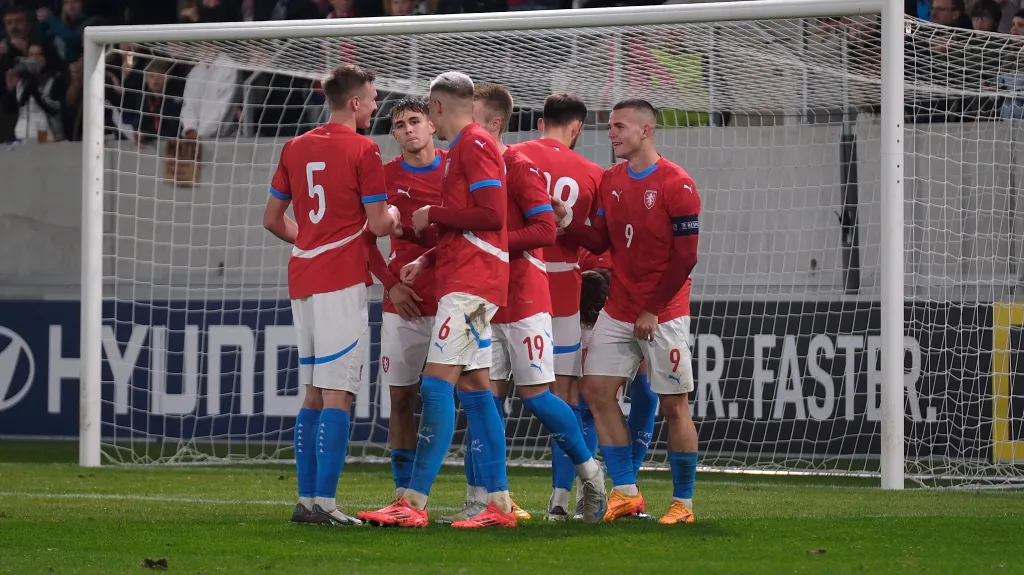 Čeští fotbalisté do 21 let oslavují gól