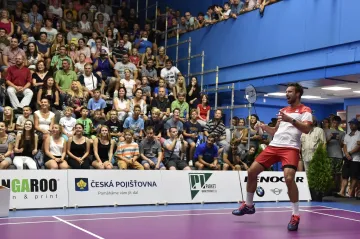 Petr Koukal věší raketu na hřebík