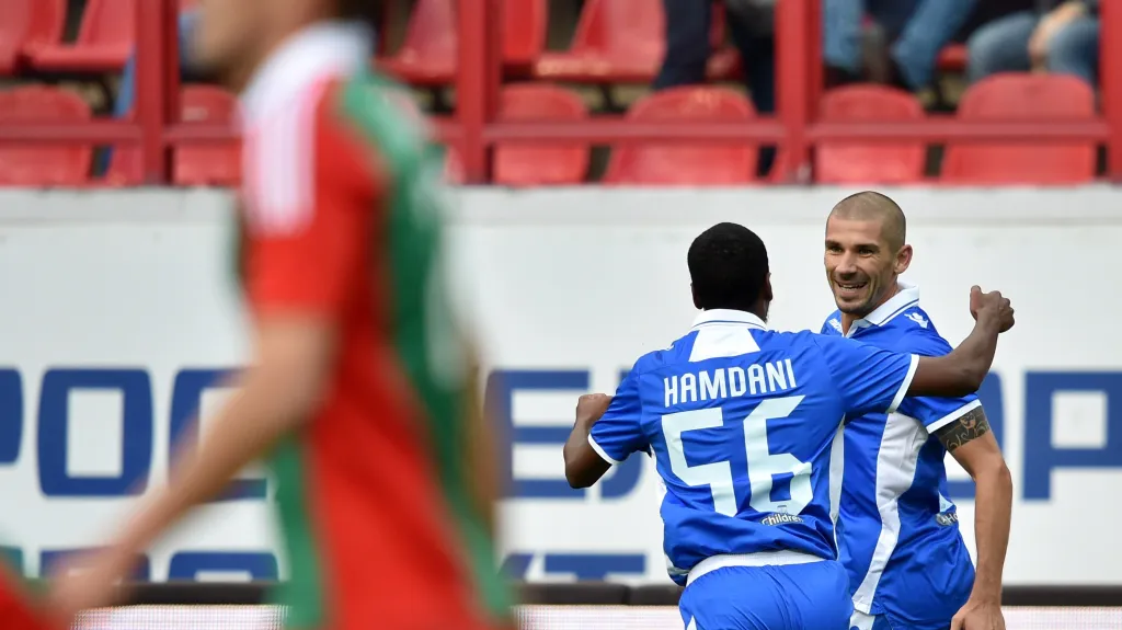 Jan Rezek z Apollonu Limassol (vpravo) slaví gól v síti Lokomotivu Moskva