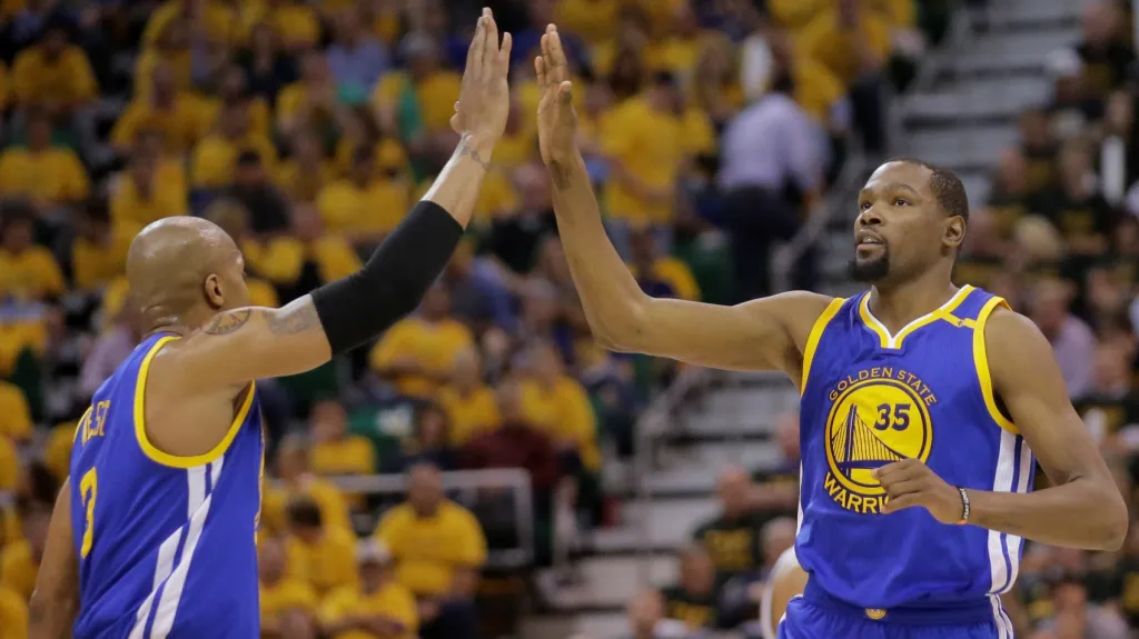 David West (vlevo) se raduje se spoluhráčem z Golden State Kevinem Durantem