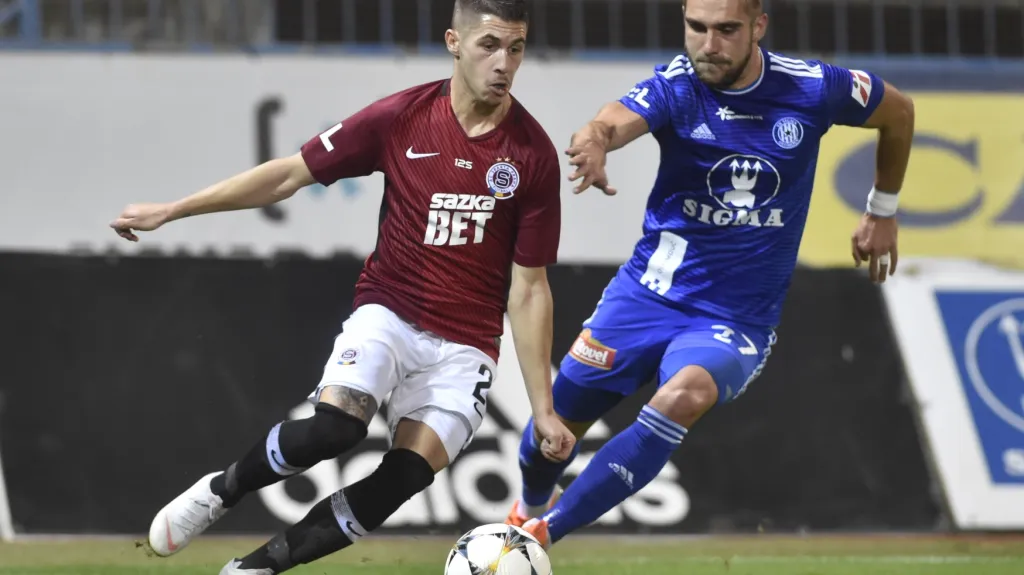 Srdjan Plavšič ze Sparty proti olomouckému Martinu Sladkému