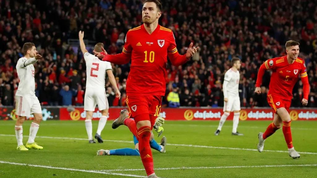 Velšan Aaron Ramsey oslavuje gól proti Maďarsku v kvalifikaci ME
