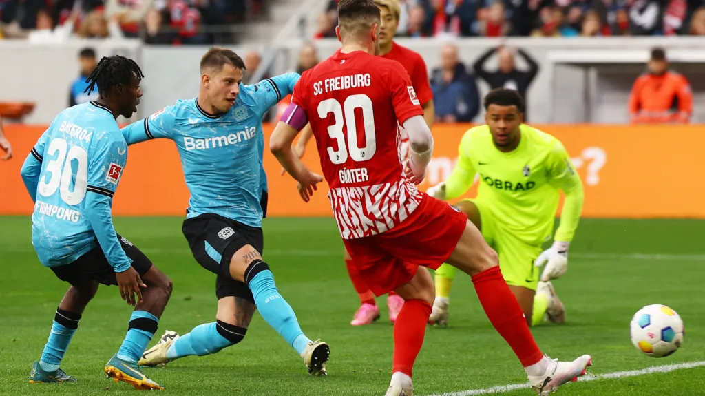 Adam Hložek skóruje proti Freiburgu