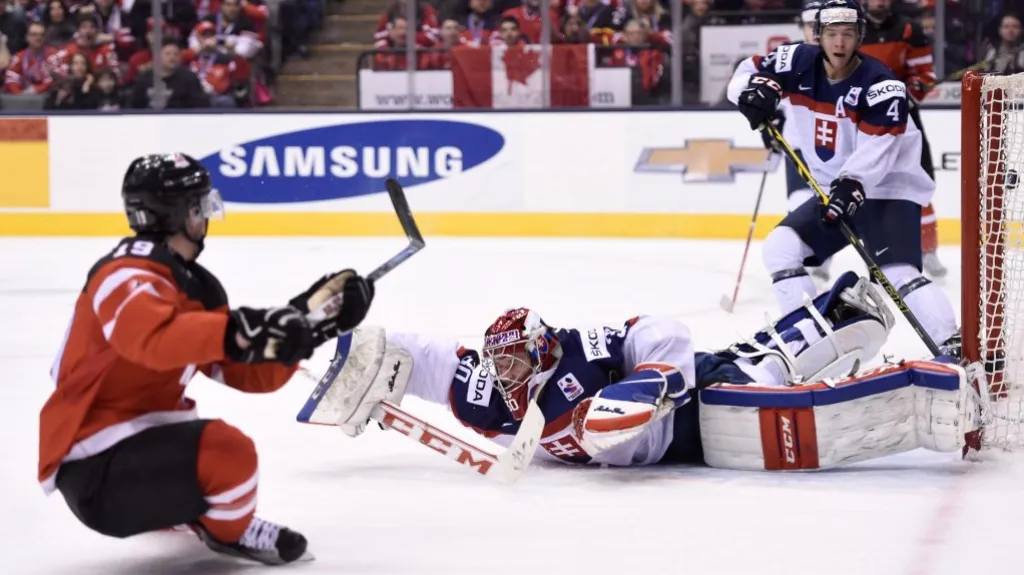 Nic Petan dává druhý gól Kanady v semifinále proti Slovensku