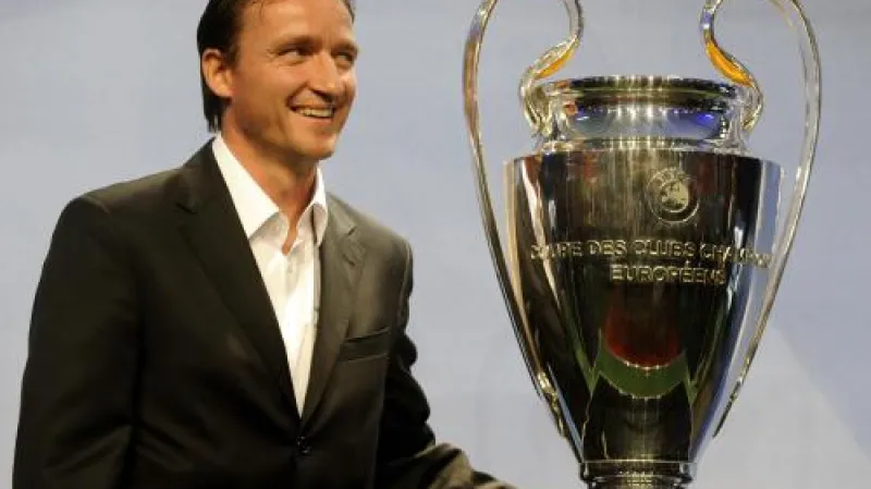 Vladimír Šmicer pózuje s pohárem pro vítěze Ligy mistrů