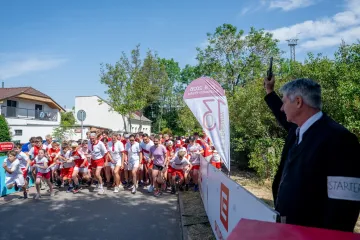 Výroční běžecký závod pro školáky při příležitosti 130. ročníku závodu Běchovice–Praha odstartoval Jan Železný
