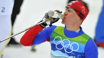 Lukáš Bauer se občerstvuje