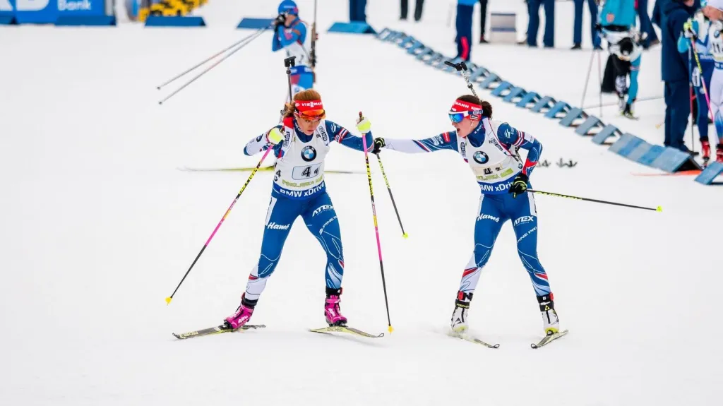 Veronika Vítková (vpravo) předává štafetu Gabriele Koukalové