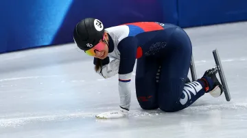 Čtvrtfinále short tracku žen na trati 1500 metrů a pád Petry Vaňkové