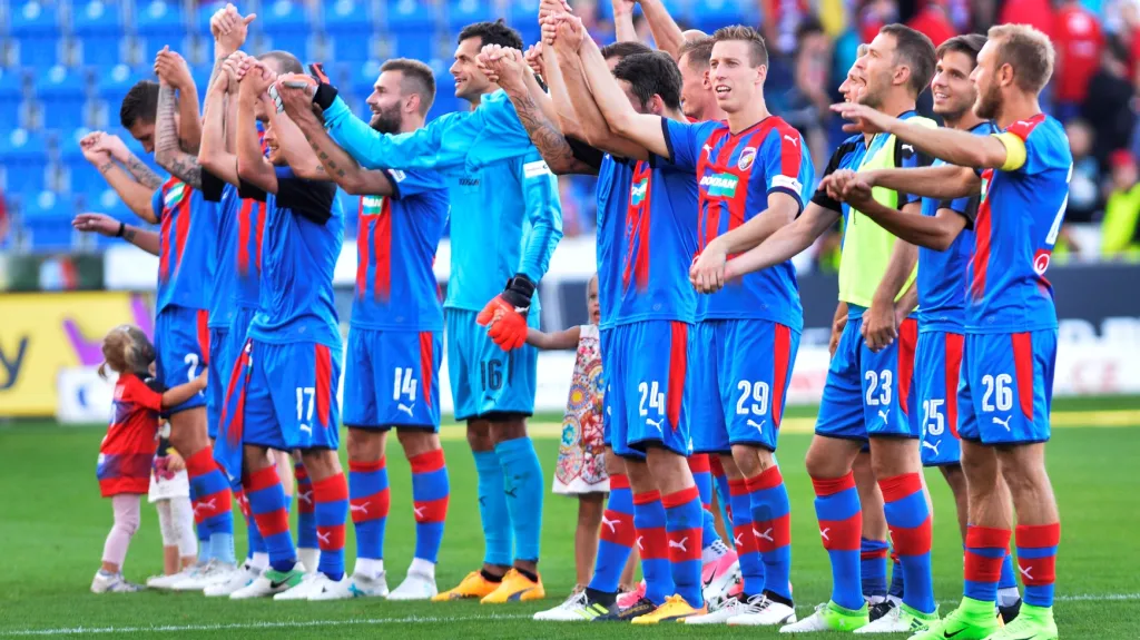 Fotbalisté Plzně se radují z vítězství