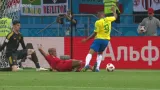 Moment v utkání Brazílie - Belgie: Neodpískaná penalta (55. min.)