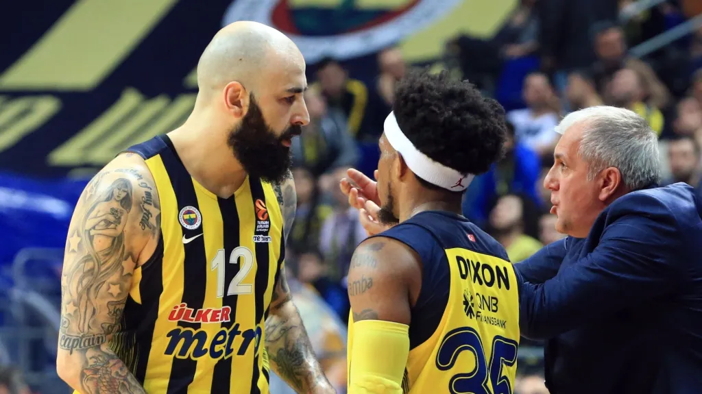 Basketbalisté Fenerbahce v rozmluvě s trenérem