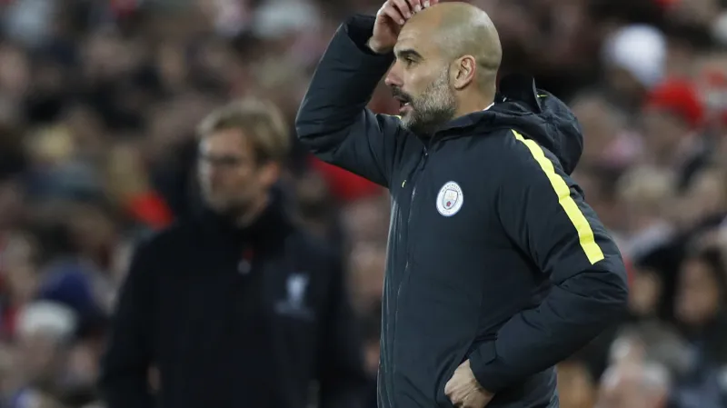 Pep Guardiola, v pozadí Jürgen Klopp