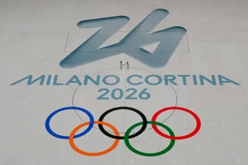 Logo Olympijských her 2026 při ceremoniálu k zakončení Her v Pekingu