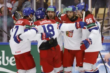 Filip Pyrochta (uprostřed) slaví se spoluhráči