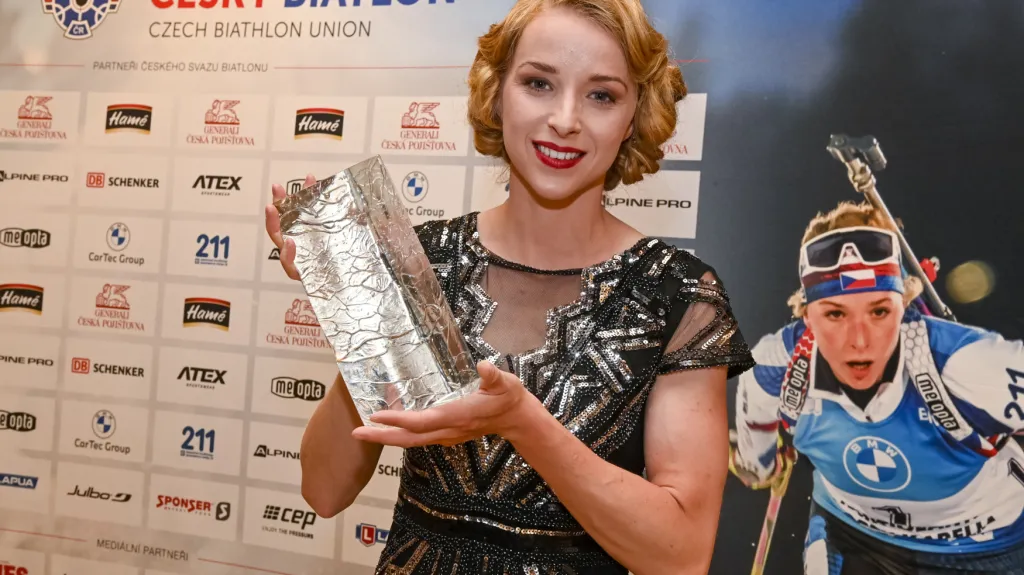 Markéta Davidová s cenou Biatlonistky roku