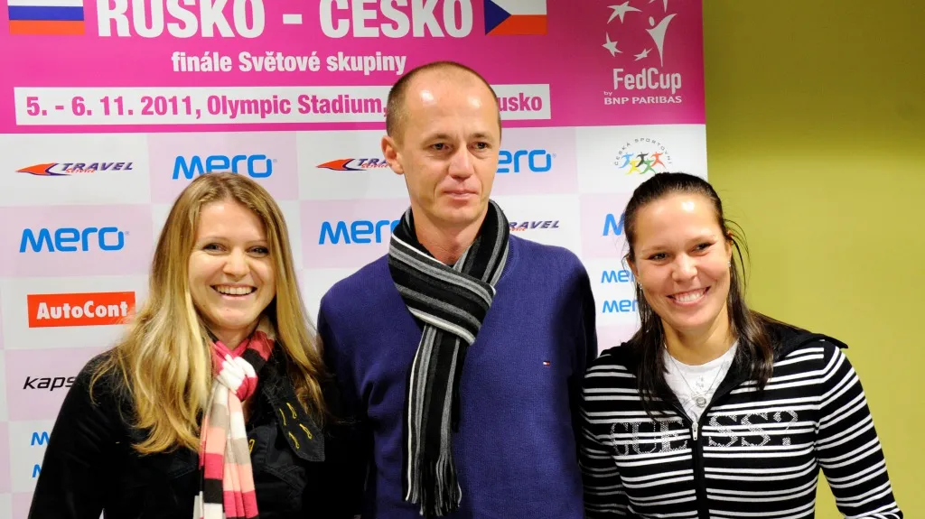 Lucie Šafářová a Lucie Hradecká s Petrem Pálou