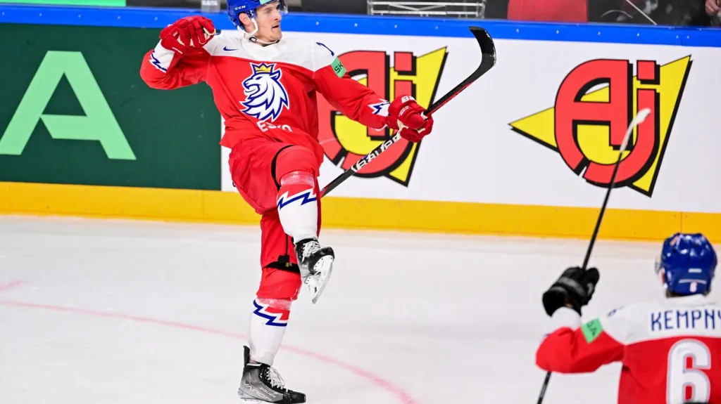 Dominik Kubalík slaví branku na MS