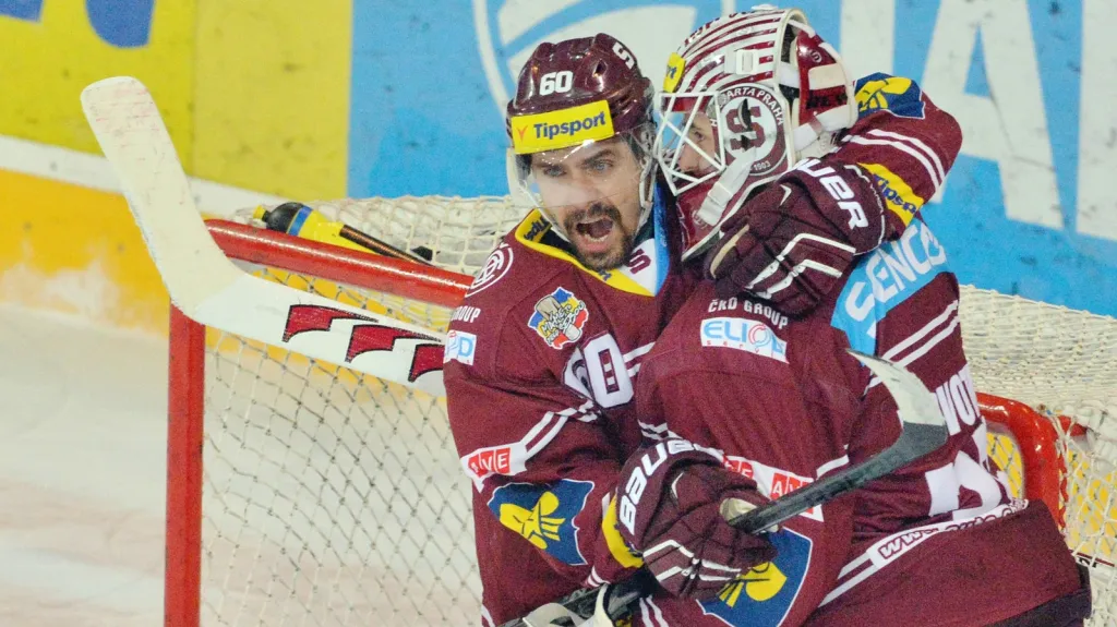 Tomáš Rolinek v objetí s Filipem Novotným