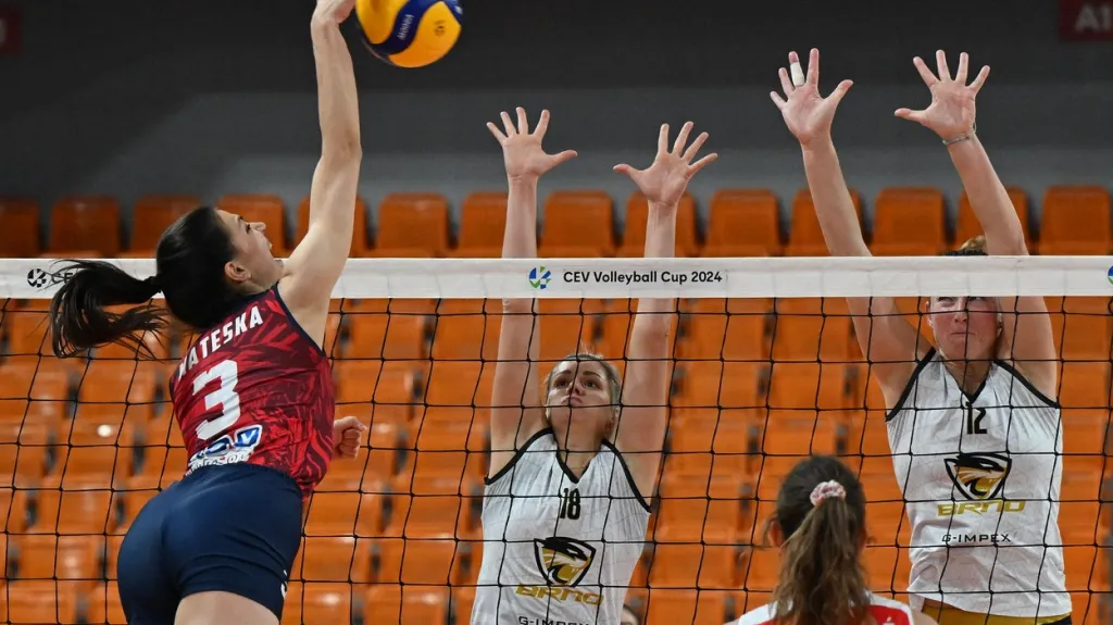 Volejbalistky Šelem Pavla Šmídová a Anna Širůčková brání na bloku útok Crveny Zvezdy