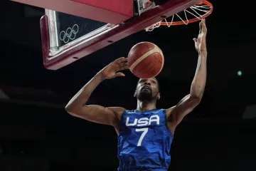 Kevin Durant dává koš