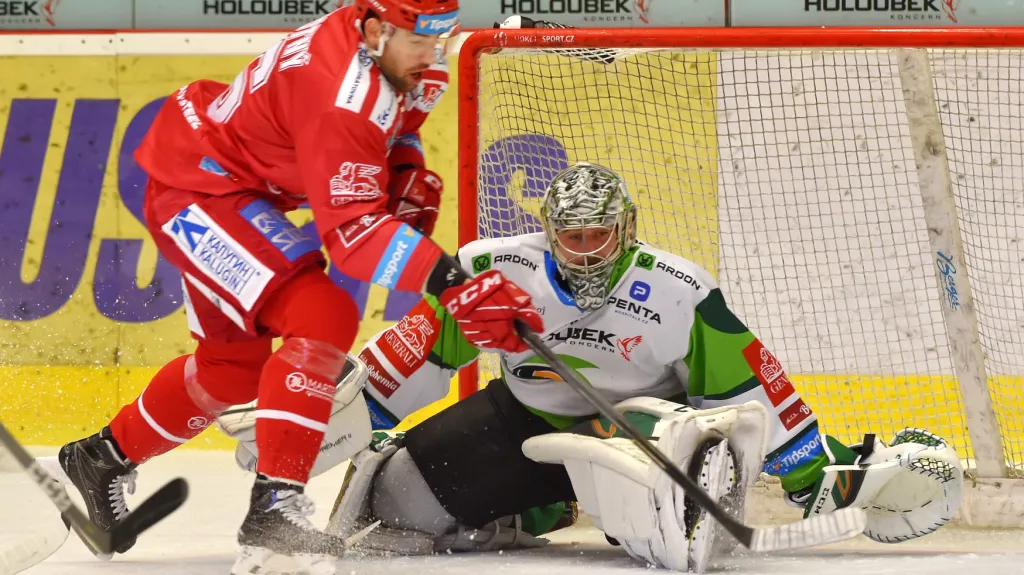 Třinecký Štěpán Novotný se snaží prostřelit Filipa Novotného z Karlových Varů