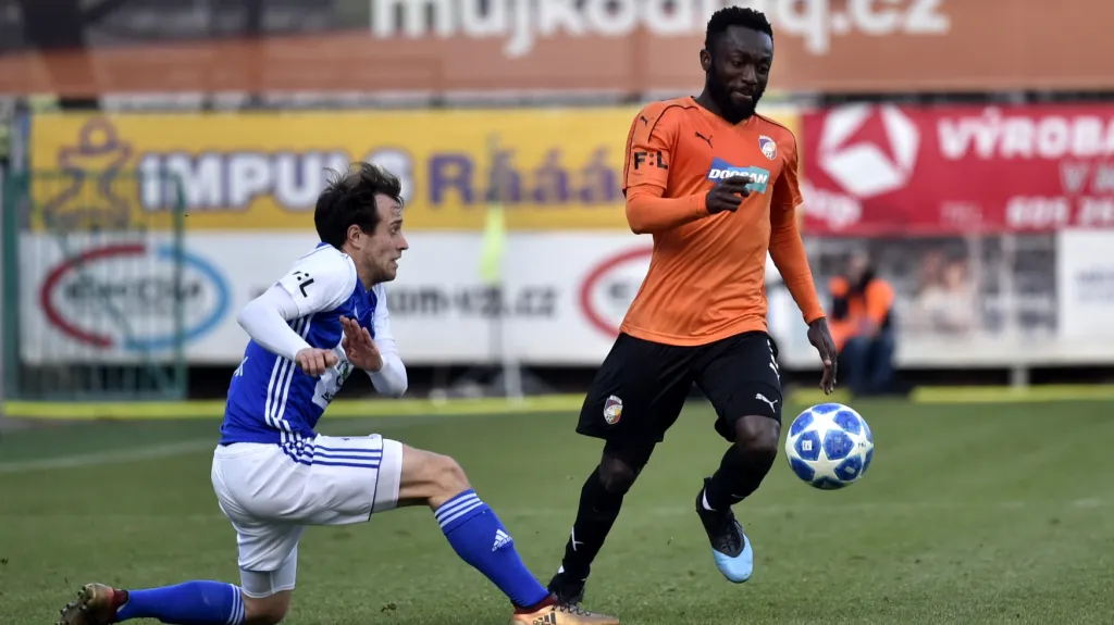 Jakub Fulnek z Mladé Boleslavi (vlevo) v souboji s Joelem Kayambou z Plzně