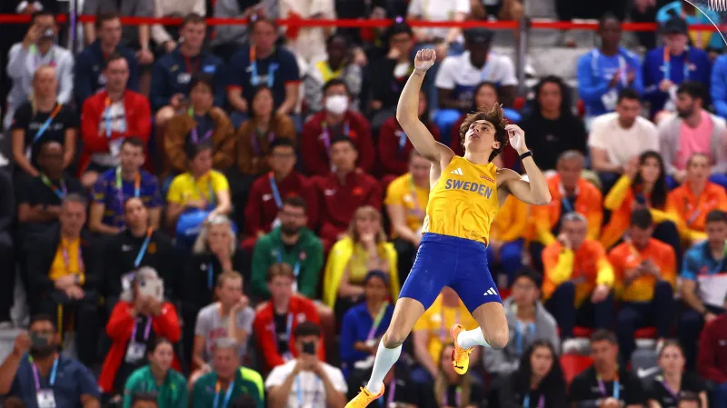 Závěr soutěže tyčkařů s vítězným Duplantisem