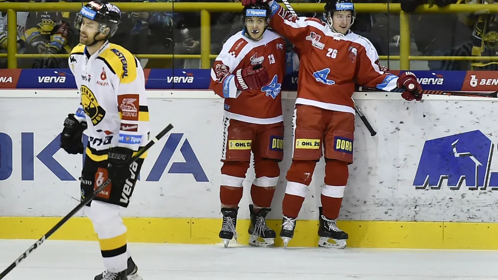 Hráči Olomouce se radují z branky v Litvínově