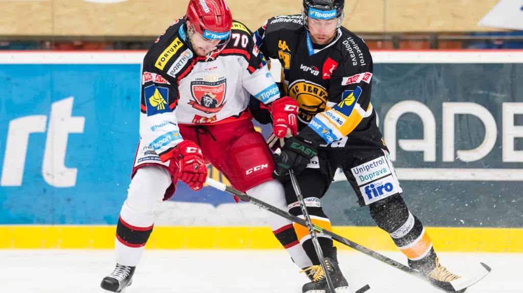 Litvínovský Radek Duda (vpravo) bojuje o puk s Bohumilem Jankem z Hradce Králové