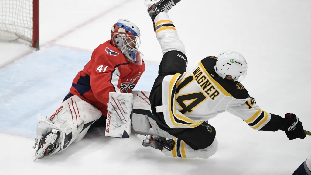 Vítek Vaněček zasahuje v utkání s Bostonem