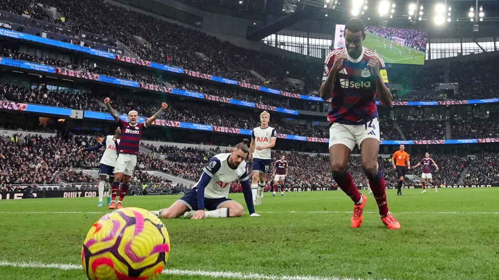 Isak dává vítězný gól Newcastlu proti Tottenhamu