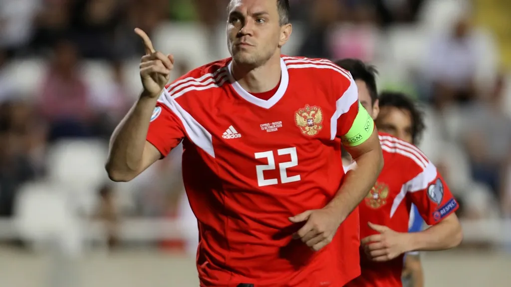 Rus Arťom Dzjuba slaví gól